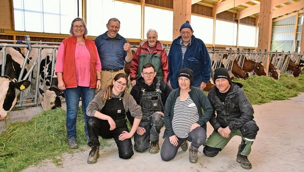 Stolz auf den Neubau (hinten v. l.): Marlise, Heinz, Lili und Hanspeter Baur. Vorne (v. l.) : Léane Jean-Mairet (Auszubildende); die Kinder Corinne und Daniel Baur sowie Bruno Mani. Der zweite Auszubildende Maxime Menoud fehlt. 