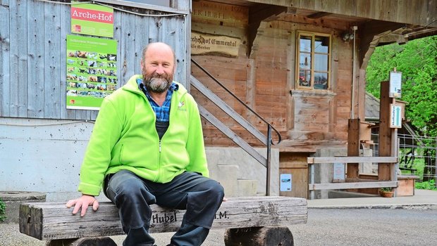 Hinweisschilder und Infotafeln führen Besucher(innen) über den Betrieb von Beat Gerber. Er vermittelt gerne Wissen, stellt aber fest, dass Geduld und Aufmerksamkeit bei Führungen abgenommen haben.