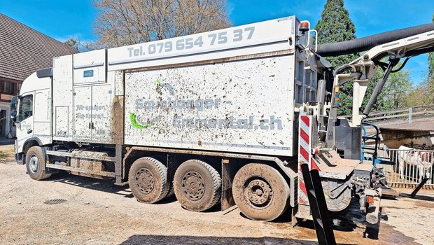 Der Saugbagger von A Der Saugbagger von Adrian Probst im Einsatz. Er hat ein Fassungsvermögen von 10 m3. Nach einem solchen Einsatz, verbunden mit Gülletransport, ist eine Komplettreinigung nötig.