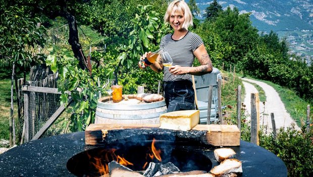 Ilona Thétaz kauft Trauben von befreundeten Produzenten und keltert sie wo immer in einem Keller Platz ist. (Bild Ueli Christoffel / SRF)
