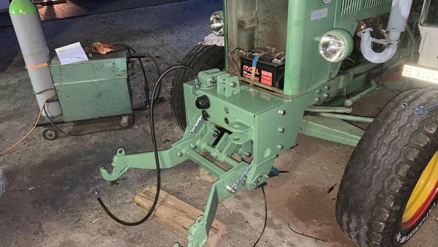 Innovation der Woche: Fronthydraulik erstrahlt im Bührer-Grün ndreas Gfeller aus Worb BE hat an seinen 1996-er Bührer eine Fronthydraulik angebaut. Natürlich musste diese auch im typischen Bührer-Grün lackiert werden. (Bilder Andreas Gfeller)